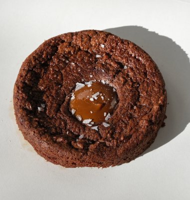 Zoom bild av Brownie salted caramel cookie