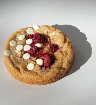 Zoom bild av Hallon och vit choklad cookie